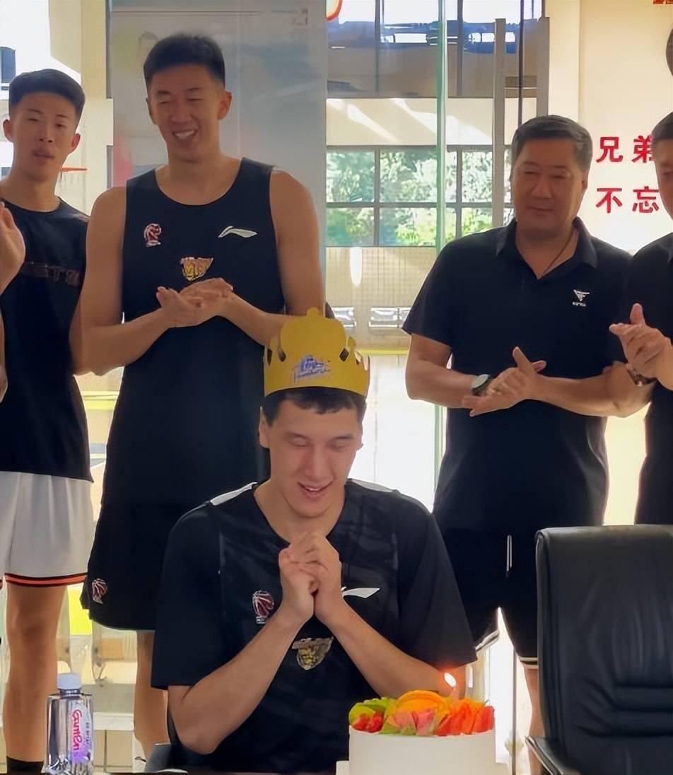 深圳男篮训练开放日，关键时刻回应争议引欢呼，CBA常规赛在即，赛程密集仍需轮换